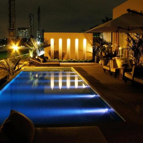 Como iluminar a piscina de casa